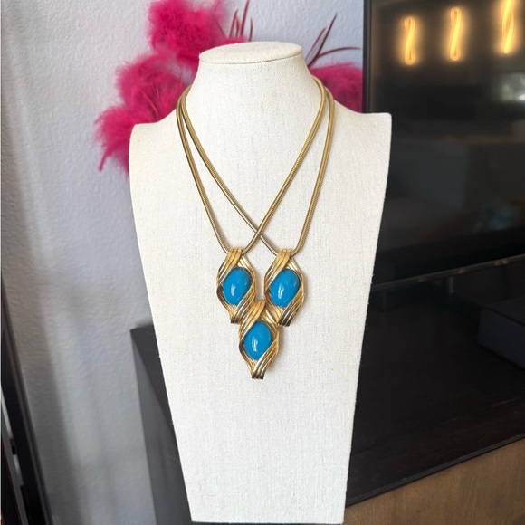 Vintage Mid Century Gold and Blue Pendant Necklace - Picture 5 of 7